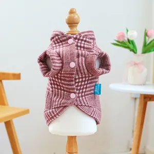 Nahaufnahme des rot karierten Hunde-Pullovers mit rosa Knöpfen und Petcircle Label