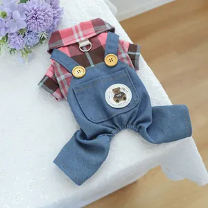 Détail d'une chemise à carreaux pour animaux et d'une salopette en jean avec patch ours