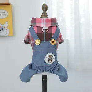 Détail de chemise à carreaux pour chien et salopette en jean avec écusson ours et anneau D