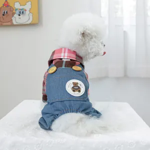 Détail de la chemise à carreaux rose et de la salopette en jean avec broderie ours pour chien