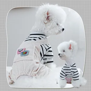 Dettaglio completo per cani con salopette in velluto a coste e maglia a righe