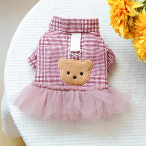 Detail eines rosa karierten Hundekleids mit Bärenstickerei, Tüllrock und D-Ring