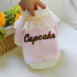 Rosa Haustier-Kapuzenpullover mit gelbem Spitzenkragen und Cupcake-Stickerei für Hunde