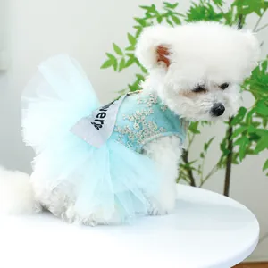 Détail de robe tutu bleu clair pour animaux avec broderie florale et tulle multicouche