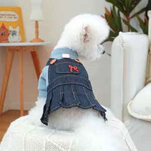 Détail d'une robe en jean pour chien avec nœud rouge brodé et jupe plissée élégante