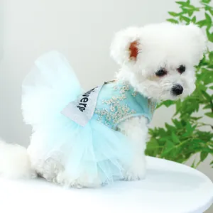 Détail de robe bleu clair pour animaux avec broderie florale et tutu en tulle pour chiens