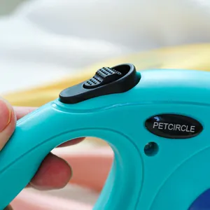 Détail de la poignée de laisse rétractable PETCIRCLE avec verrou antidérapant