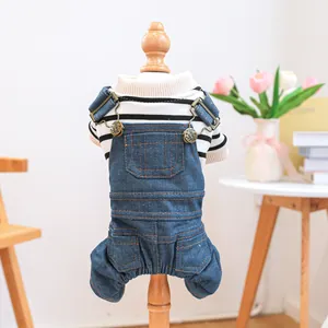 Haut rayé pour animaux avec salopette en jean bleu sur un mannequin en bois clair