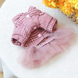 Nahaufnahme vom rosa karierten Haustierkleid mit Tüllrock und warmem Strickstoff
