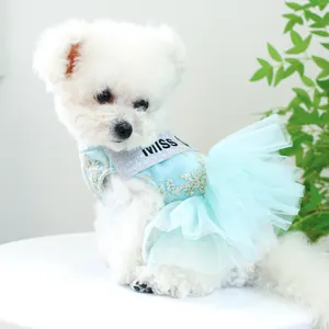 Détail d'une robe pour animal vert menthe avec broderie florale et jupe en tulle