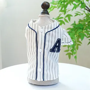 Haustier Baseball-Shirt mit blauen Streifen und besticktem Buchstaben A auf Weiß