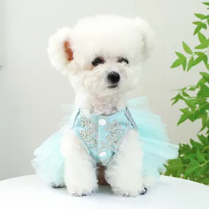 Détail de la broderie en dentelle bleue et du tulle sur cette robe pour animaux