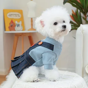 Détail de la robe en jean pour chien avec sweat bleu sous une jupe plissée élégante