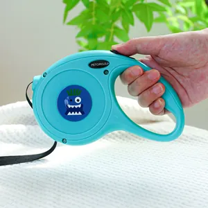 Laisse rétractable ergonomique avec coque turquoise et motif cartoon tenue en main