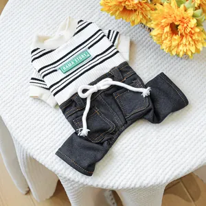 Vue détaillée d'une combinaison rayée pour animaux avec pantalon en jean
