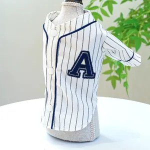 Detailansicht vom gestreiften Haustier-Baseballshirt mit dunkelblauem Rand und Stickerei