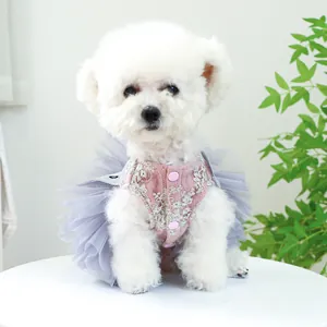 Robe de princesse pour animaux en rose et lilas avec dentelle florale pour chiens