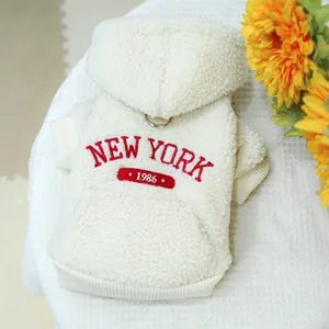 Detail eines warmen Lammwolle-Haustier-Hoodies mit New York-Stickerei und Metall-D-Ring