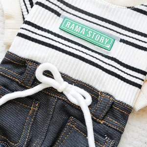 Détail de la combinaison rayée en tricot et denim pour chien avec étiquette
