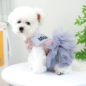Détail de la robe de princesse en dentelle rose avec jupe en tulle violet pour petit chien