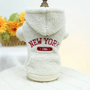 Weiße Fleece-Haustier-Hoodie mit New York Stickerei für Hunde und Katzen im Herbst und Winter