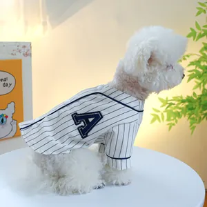 Gestreiftes Haustier Baseballshirt für kleine Hunde mit blauer Buchstaben-Stickerei