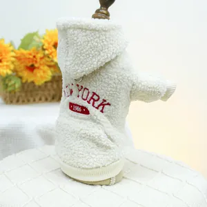 Detail eines Sherpa-Haustier-Hoodies mit Metall-D-Ring und New York-Stickerei