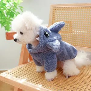 Gros plan détaillé d'un sweat à capuche en polaire requin bleu pour petits chiens
