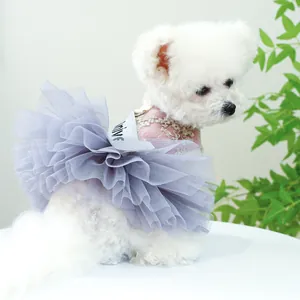 Détail de robe de princesse pour animaux avec dentelle dorée et jupon en tulle mauve