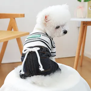 Combinaison pour chien rayée avec pantalon en jean et nœud pour petits chiens