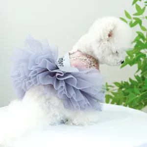 Détails de robe pour chien avec jupon en tulle lavande et broderies en dentelle rose