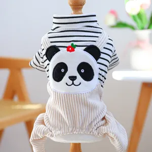 Dettaglio tuta per cani a righe con ricamo a forma di panda e pantaloni in velluto