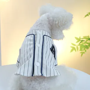 Detailansicht des gestreiften Hunde-Baseball-Shirts mit Druckknöpfen und A-Aufnäher