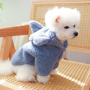 Détail d'un sweat à capuche bleu en laine d'agneau pour chien avec oreilles de dessin