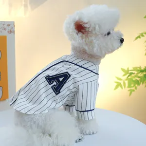 Detail eines Hunde-Baseballshirts mit gestreiftem Baumwollstoff und blauer Stickerei