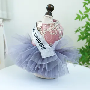Détail d'une robe pour animal avec corsage en dentelle rose et jupe tutu grise
