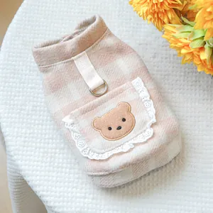 Detailansicht der rosa karierten Haustierweste mit Bären-Patch, Spitze und Metall-D-Ring
