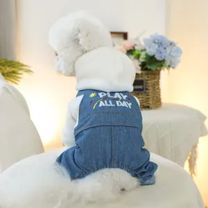 Détail d'une salopette en jean pour chien avec broderie et sweat à capuche rayé