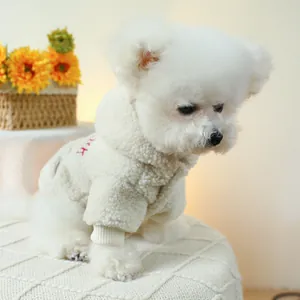 Wollweißer warmer Lammwoll-Haustier-Hoodie mit roter Stickerei auf Bichon Frisé-Hund