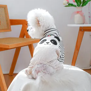 Dettaglio della salopette per cani con toppa panda e pantaloni in velluto a coste