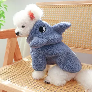 Détail du sweat à capuche pour animal en polaire bleue avec aileron de requin en 3D