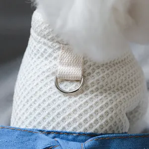 Dettaglio macro di vestito per animali in maglia a nido d'ape con anello a D e denim