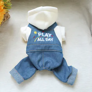 Détail de la broderie Play All Day sur un sweat à capuche et salopette pour animaux