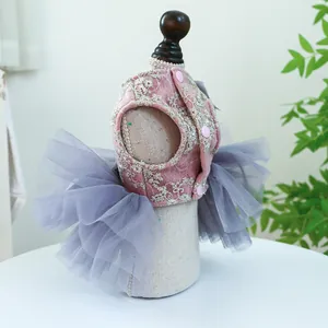 Détail de robe pour animal en velours rose avec broderies et jupon en tulle gris