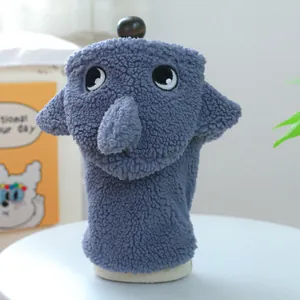 Détail du pull en polaire bleue pour animaux avec yeux brodés et perle en bois