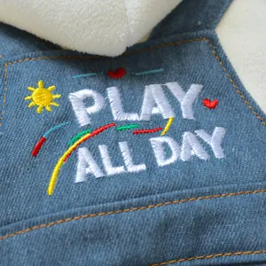 Détail broderie 'PLAY ALL DAY' sur salopette rayée en jean pour animaux avec doublure peluche