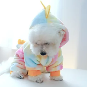Detail van zachte kleurrijke tie-dye honden dino-kostuum met gele viltversieringen