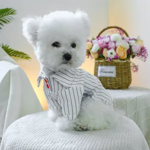 Detail eines gestreiften Haustier-Shirts mit Reverskragen und roten Knöpfen für Hunde