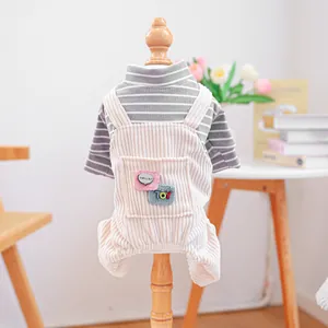 Set camicia a righe e salopette di velluto a coste per cani e gatti piccoli su un manichino