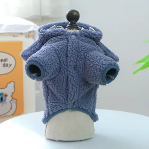 Détail d'une combinaison à capuche en polaire bleue pour chiens avec boutons-pression